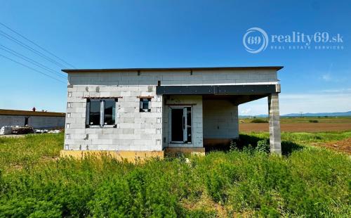 CESTICE - RD DOM NA KĽÚČ NOVOSTAVBA 4 IZBOVÉHO DOMU V NOVEJ LOKALITE.