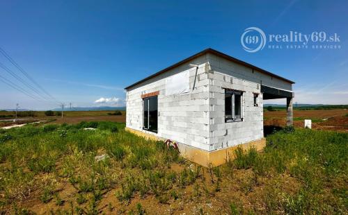 CESTICE - RD DOM NA KĽÚČ NOVOSTAVBA 4 IZBOVÉHO DOMU V NOVEJ LOKALITE.