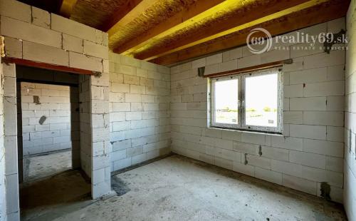 CESTICE - RD DOM NA KĽÚČ NOVOSTAVBA 4 IZBOVÉHO DOMU V NOVEJ LOKALITE.