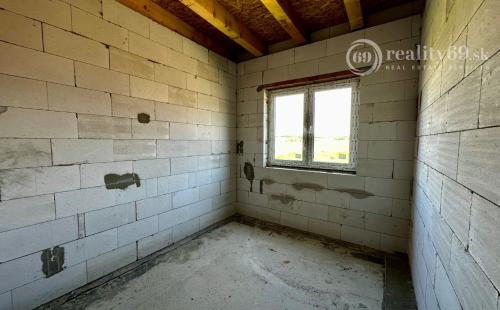 CESTICE - RD DOM NA KĽÚČ NOVOSTAVBA 4 IZBOVÉHO DOMU V NOVEJ LOKALITE.