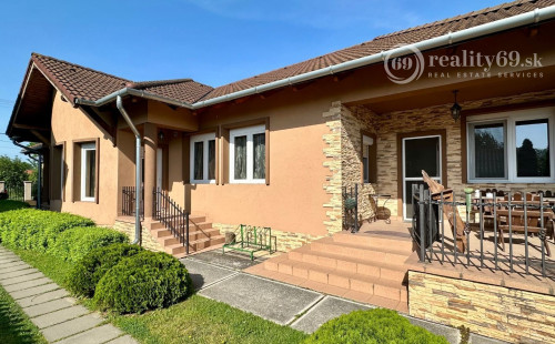 MAĎARSKO - HIDASNÉMETI - VEĽMI PEKNÝ 6 IZBOVÝ BUNGALOV S GARÁŽOU