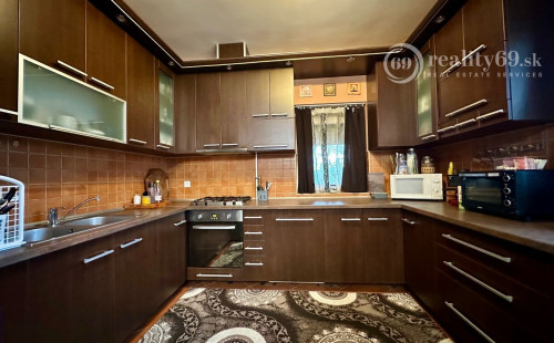 MAĎARSKO - HIDASNÉMETI - VEĽMI PEKNÝ 6 IZBOVÝ BUNGALOV S GARÁŽOU