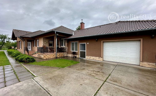 MAĎARSKO - HIDASNÉMETI - VEĽMI PEKNÝ 6 IZBOVÝ BUNGALOV S GARÁŽOU