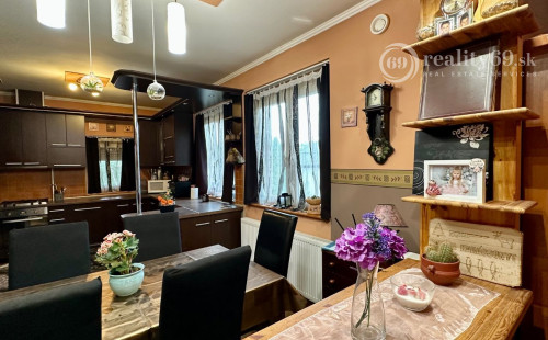 MAĎARSKO - HIDASNÉMETI - VEĽMI PEKNÝ 6 IZBOVÝ BUNGALOV S GARÁŽOU