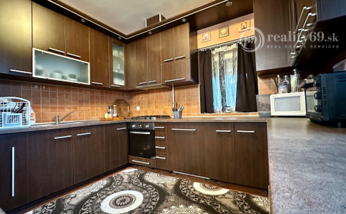 MAĎARSKO - HIDASNÉMETI - VEĽMI PEKNÝ 6 IZBOVÝ BUNGALOV S GARÁŽOU