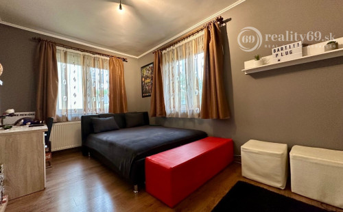 MAĎARSKO - HIDASNÉMETI - VEĽMI PEKNÝ 6 IZBOVÝ BUNGALOV S GARÁŽOU