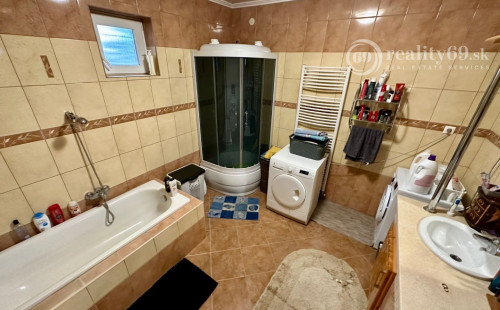 MAĎARSKO - HIDASNÉMETI - VEĽMI PEKNÝ 6 IZBOVÝ BUNGALOV S GARÁŽOU