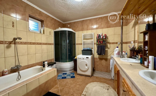 MAĎARSKO - HIDASNÉMETI - VEĽMI PEKNÝ 6 IZBOVÝ BUNGALOV S GARÁŽOU