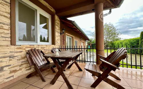 MAĎARSKO - HIDASNÉMETI - VEĽMI PEKNÝ 6 IZBOVÝ BUNGALOV S GARÁŽOU