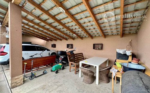 MAĎARSKO - HIDASNÉMETI - VEĽMI PEKNÝ 6 IZBOVÝ BUNGALOV S GARÁŽOU