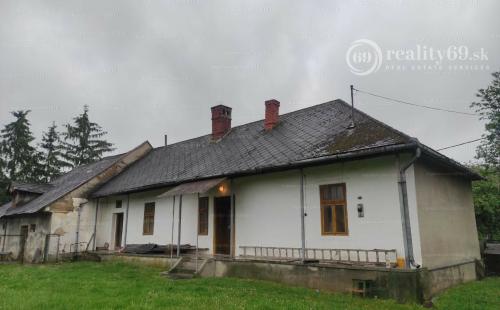 MAĎARSKO - KOMJÁTI PEKNÝ 2 IZBOVÝ RD S VEĽKÝM POZEMKOM.