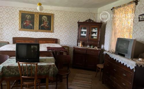 MAĎARSKO - KOMJÁTI PEKNÝ 2 IZBOVÝ RD S VEĽKÝM POZEMKOM.