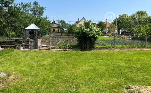 MAĎARSKO - KOMJÁTI PEKNÝ 2 IZBOVÝ RD S VEĽKÝM POZEMKOM.