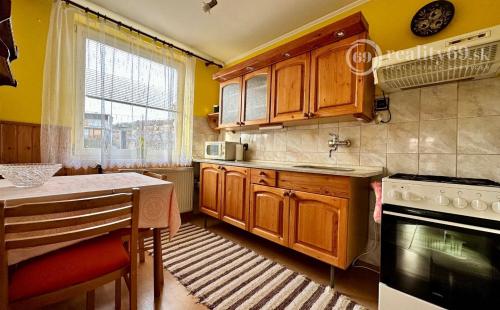 SEVER -  ČERMEĽ - DOBŠINSKÉHO 5 IZBOVÝ POSCHODOVÝ RODINNÝ DOM NA VÝBORNOM MIESTE.