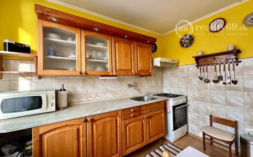 SEVER -  ČERMEĽ - DOBŠINSKÉHO 5 IZBOVÝ POSCHODOVÝ RODINNÝ DOM NA VÝBORNOM MIESTE.