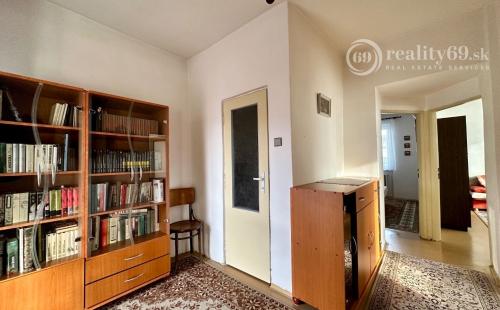 SEVER -  ČERMEĽ - DOBŠINSKÉHO 5 IZBOVÝ POSCHODOVÝ RODINNÝ DOM NA VÝBORNOM MIESTE.