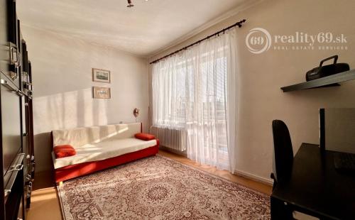 SEVER -  ČERMEĽ - DOBŠINSKÉHO 5 IZBOVÝ POSCHODOVÝ RODINNÝ DOM NA VÝBORNOM MIESTE.