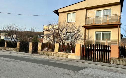 SEVER -  ČERMEĽ - DOBŠINSKÉHO 5 IZBOVÝ POSCHODOVÝ RODINNÝ DOM NA VÝBORNOM MIESTE.