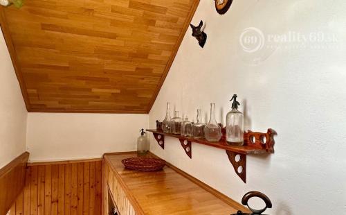 SEVER -  ČERMEĽ - DOBŠINSKÉHO 5 IZBOVÝ POSCHODOVÝ RODINNÝ DOM NA VÝBORNOM MIESTE.