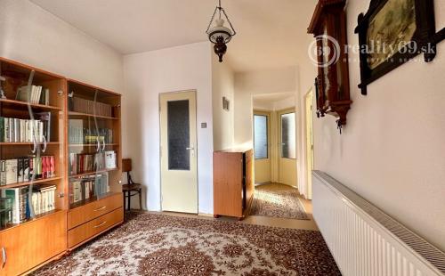 SEVER -  ČERMEĽ - DOBŠINSKÉHO 5 IZBOVÝ POSCHODOVÝ RODINNÝ DOM NA VÝBORNOM MIESTE.