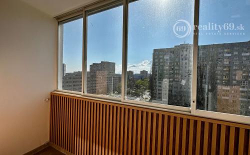 NOVÁ CENA - JUH - PALÁRIKOVA - 1.5 IZBOVÝ SUPER MODERNÝ BYT 35 M2, 1X LODŽIA, KLIMATIZÁCIA, PRÁČKA