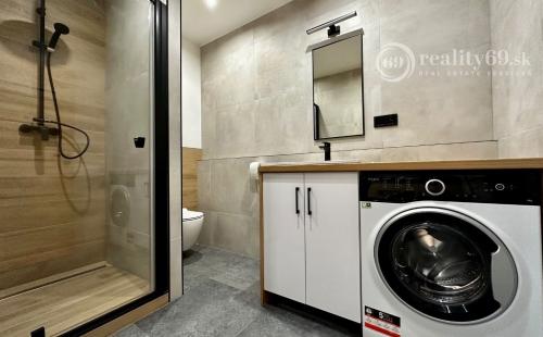 NOVÁ CENA - JUH - PALÁRIKOVA - 1.5 IZBOVÝ SUPER MODERNÝ BYT 35 M2, 1X LODŽIA, KLIMATIZÁCIA, PRÁČKA