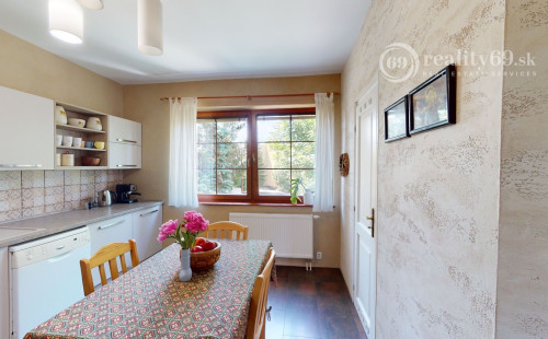 REZERVOVANÉ - KOŠICE - ZÁPAD KREMNICKÁ POSCHODOVÝ 5 IZBOVÝ RD, GARÁŽ, POZEMOK 328 M2.