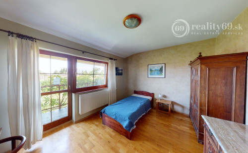 REZERVOVANÉ - KOŠICE - ZÁPAD KREMNICKÁ POSCHODOVÝ 5 IZBOVÝ RD, GARÁŽ, POZEMOK 328 M2.