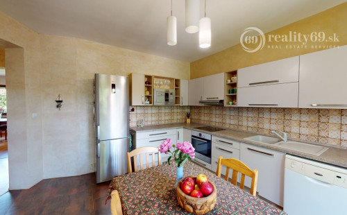 REZERVOVANÉ - KOŠICE - ZÁPAD KREMNICKÁ POSCHODOVÝ 5 IZBOVÝ RD, GARÁŽ, POZEMOK 328 M2.