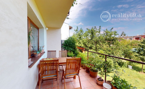 REZERVOVANÉ - KOŠICE - ZÁPAD KREMNICKÁ POSCHODOVÝ 5 IZBOVÝ RD, GARÁŽ, POZEMOK 328 M2.