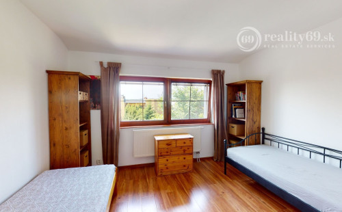 REZERVOVANÉ - KOŠICE - ZÁPAD KREMNICKÁ POSCHODOVÝ 5 IZBOVÝ RD, GARÁŽ, POZEMOK 328 M2.