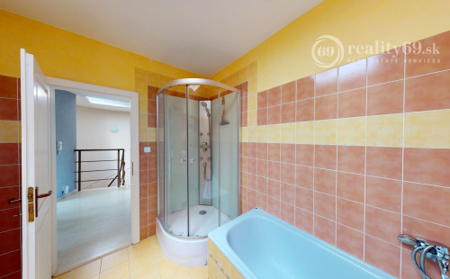 REZERVOVANÉ - KOŠICE - ZÁPAD KREMNICKÁ POSCHODOVÝ 5 IZBOVÝ RD, GARÁŽ, POZEMOK 328 M2.