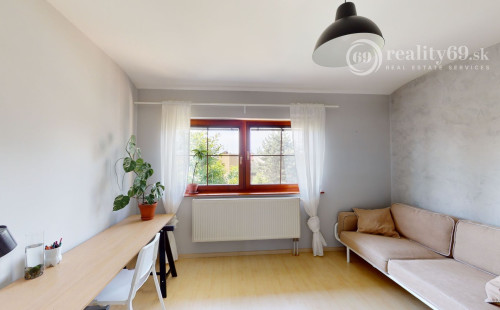 REZERVOVANÉ - KOŠICE - ZÁPAD KREMNICKÁ POSCHODOVÝ 5 IZBOVÝ RD, GARÁŽ, POZEMOK 328 M2.