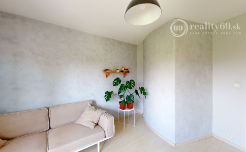 REZERVOVANÉ - KOŠICE - ZÁPAD KREMNICKÁ POSCHODOVÝ 5 IZBOVÝ RD, GARÁŽ, POZEMOK 328 M2.