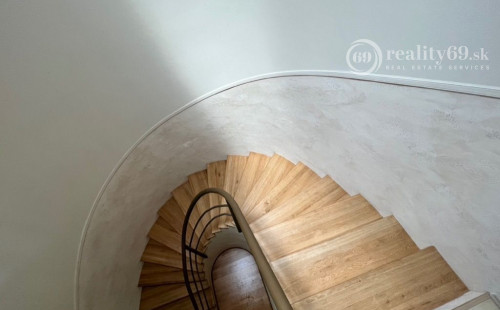 REZERVOVANÉ - KOŠICE - ZÁPAD KREMNICKÁ POSCHODOVÝ 5 IZBOVÝ RD, GARÁŽ, POZEMOK 328 M2.