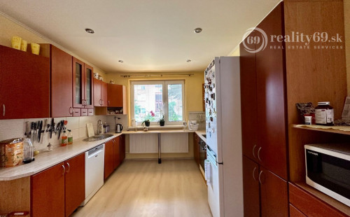 ŽDAŇA - PEKNÝ POSCHODOVÝ 5 IZBOVÝ RD, POZEMOK 790 M2.