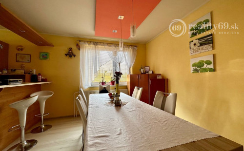 ŽDAŇA - PEKNÝ POSCHODOVÝ 5 IZBOVÝ RD, POZEMOK 790 M2.