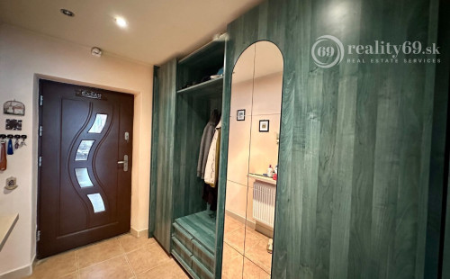 ŽDAŇA - PEKNÝ POSCHODOVÝ 5 IZBOVÝ RD, POZEMOK 790 M2.