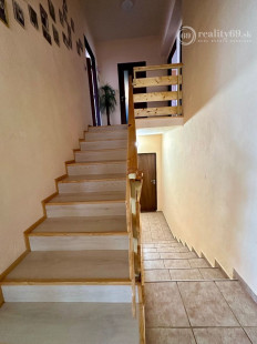 ŽDAŇA - PEKNÝ POSCHODOVÝ 5 IZBOVÝ RD, POZEMOK 790 M2.