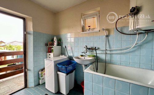 ŽDAŇA - PEKNÝ POSCHODOVÝ 5 IZBOVÝ RD, POZEMOK 790 M2.