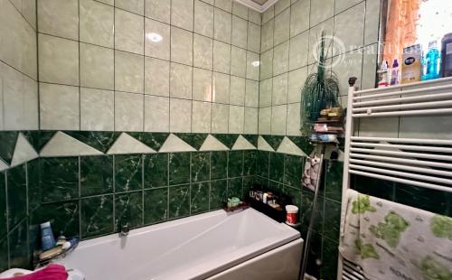 MAĎARSKO - HOLLÓHÁZA 5 IZBOVÝ DVOJGENERAČNÝ RD  BEZ NUTNOSTI REKONŠTRUKCIE.