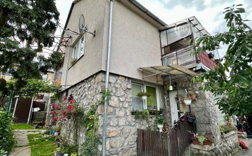 MAĎARSKO - HOLLÓHÁZA 5 IZBOVÝ DVOJGENERAČNÝ RD  BEZ NUTNOSTI REKONŠTRUKCIE.