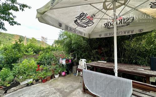 MAĎARSKO - HOLLÓHÁZA 5 IZBOVÝ DVOJGENERAČNÝ RD  BEZ NUTNOSTI REKONŠTRUKCIE.