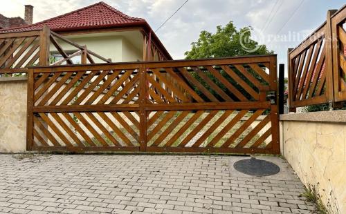 MAĎARSKO - HOLLÓHÁZA 3 IZBOVÝ RD S DVOMA BYTOVÝMI JEDNOTKAMI PO NOVEJ REKONŠTRUKCII.