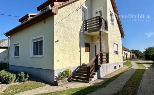 MAĎARSKO - INÁNCS 5 IZBOVÝ POSCHODOVÝ RD, HOSŤOVSKÝ DOM S PRÍSTAVBOU, POZEMOK 2880 M2.