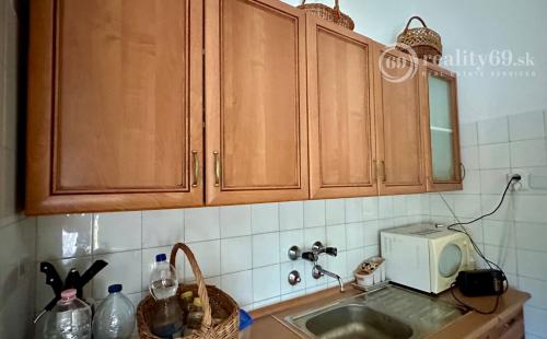 MAĎARSKO - INÁNCS 5 IZBOVÝ POSCHODOVÝ RD, HOSŤOVSKÝ DOM S PRÍSTAVBOU, POZEMOK 2880 M2.