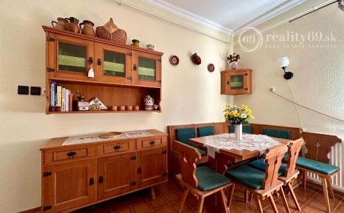 MAĎARSKO - INÁNCS 5 IZBOVÝ POSCHODOVÝ RD, HOSŤOVSKÝ DOM S PRÍSTAVBOU, POZEMOK 2880 M2.