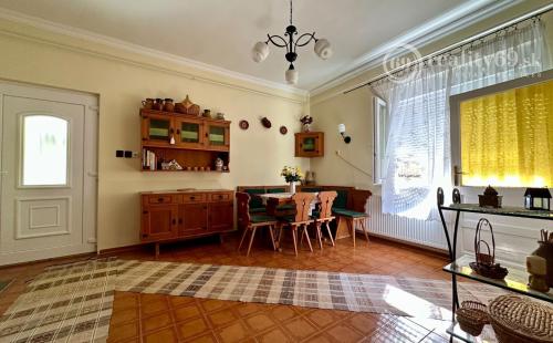 MAĎARSKO - INÁNCS 5 IZBOVÝ POSCHODOVÝ RD, HOSŤOVSKÝ DOM S PRÍSTAVBOU, POZEMOK 2880 M2.