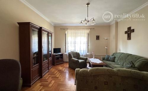 MAĎARSKO - INÁNCS 5 IZBOVÝ POSCHODOVÝ RD, HOSŤOVSKÝ DOM S PRÍSTAVBOU, POZEMOK 2880 M2.