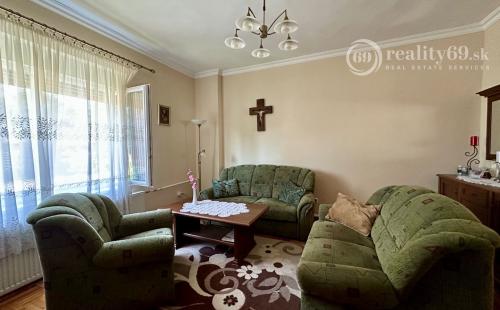 MAĎARSKO - INÁNCS 5 IZBOVÝ POSCHODOVÝ RD, HOSŤOVSKÝ DOM S PRÍSTAVBOU, POZEMOK 2880 M2.